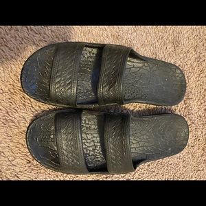 Super cute black slides.